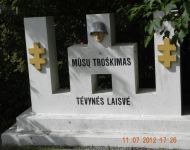 Danų šeima 60 metų prižiūri skulptūrą, kurioje įamžinti lietuviškai simboliai